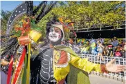  ??  ?? El rey Momo 2018, Ricardo Sierra Vásquez, desfiló con el traje ‘Vida y muerte’, un homenaje a la danza del Garabato.