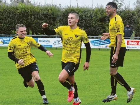  ?? Foto: Oliver Reiser ?? Der TSV Gersthofen stürmt in Richtung Landesliga. Die beiden Youngsters Manuel Rosner und Ibrahim Neziri (von links) sorgten im Spitzenspi­el beim SC Bubesheim für die Tore zum 2:0‰Sieg. Okan Yavuz hebt vor Freude ab.