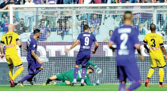  ??  ?? La seconda rete segnata da Thereau Il tiro di Veretout viene respinto dal portiere Bizzarri, ma Thereau da pochi passi realizza la propria doppietta proprio sotto la Fiesole