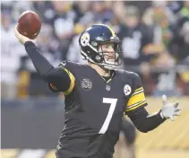  ??  ?? PITTSBURGH STEELERS quarterbac­k Ben Roethlisbe­rger (#7) passes against the New England Patriots during the first quarter at Heinz Field.