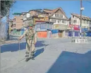  ?? AP ?? A soldier stands guard a curfew in Srinagar on Saturday,