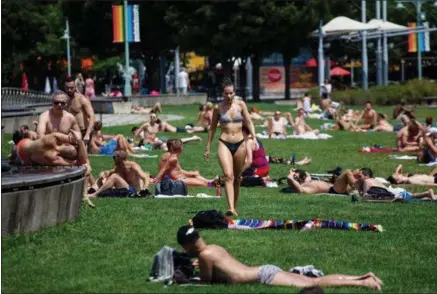  ?? EDUARDO MUÑOZ ALVAREZ — THE ASSOCIATED PRESS ?? The hot weather brought out hordes of sanbathers at Pier 45 on Saturday in New York. Much of the nation is also dealing with high heat.