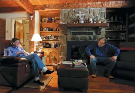  ?? BRYNN ANDERSON — THE ASSOCIATED PRESS ?? Rick Bragg, 58, right, listens to a story his mother, Margaret Bragg, 81, left, tells about the time she stole a fig in Jacksonvil­le, Ala.