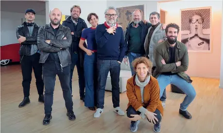  ?? ?? Cucina Massimo Bottura e il team di Emotion Network che insieme a Facebook ha realizzato le prime sei puntate