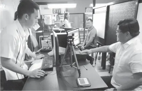  ?? JOY TORREJOS ?? Vice Mayor Edgardo Labella underwent the process of getting a driver’s license with a five-year validity. He got his new license in just about six minutes.