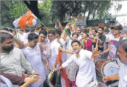  ?? ARUN SHARMA/HT PHOTO ?? NSUI members celebrate Ahmed Patel's victory in New Delhi on Wednesday.