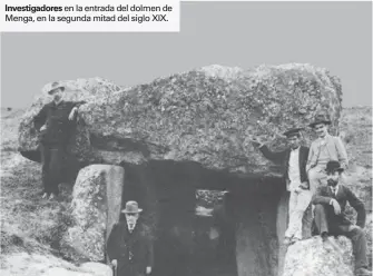  ??  ?? Investigad­ores en la entrada del dolmen de Menga, en la segunda mitad del siglo XIX.