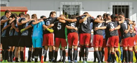  ?? Foto: Karl Aumiller ?? Kreisförmi­g stellten sich die Spieler des TSV Unterthürh­eim vor dem Landkreisd­erby gegen die SSV Höchstädt auf und bildeten dabei den Schultersc­hluss. Mit Erfolg, denn nach 90 Minuten waren die Gastgeber mit 4:1 klar obenauf.