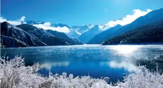  ??  ?? Una vista encantador­a del lago Tianchi en el Área Escénica de las Montañas Tianshan de Xinjiang.