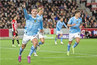  ?? ?? Phil Foden celebra una de sus anotacione­s