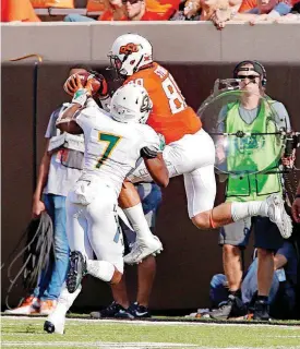  ?? [PHOTO BY STEVE SISNEY, THE OKLAHOMAN] ?? Healthy again, Dillon Stoner, right, appears ready to take his place among Oklahoma State’s corps of talented receivers.