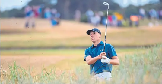  ?? Andy Buchanan / afp ?? Jordan Spieth, que no ocultó que tuvo algo de suerte ayer, buscará hoy su segundo título consecutiv­o del british open