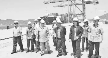  ??  ?? Pairin (third left), Karim (fourth left), Ng, Siti Noraishah and officers from the Infrastruc­ture Ministry, Sabah Ports and Suria Capital touring the port.