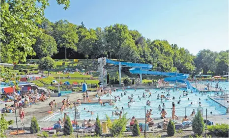  ?? ARCHIV-FOTO: REINER LÖBE ?? Im Sigmaringe­r Freibad findet im Juli das Zehn-Stunden-Schwimmen statt