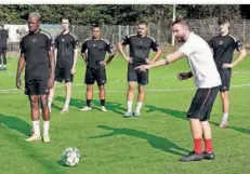  ?? FOTO: SEMMLER ?? Christian Schübelin (rechts) ist seit dieser Saison Trainer des Saarlandli­gisten Borussia Neunkirche­n, liegt mit seinem Team auf Rang vier.