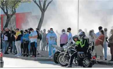  ??  ?? A pesar de la presencia policial, algunos moteros no dudaron en quemar ruedas para deleite del público.