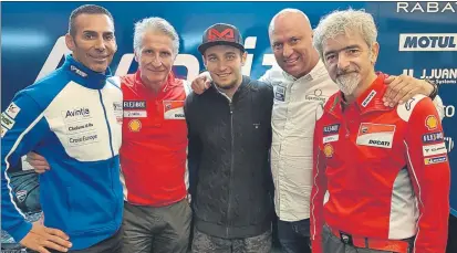  ??  ?? El checo Karel Abraham, con el staff del Reale Avintia y de Ducati. Pilotará dos años más una Ducati en MotoGP FOTO: REALE AVINTIA