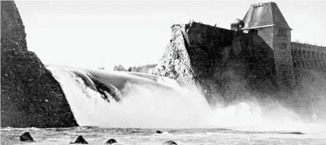  ?? FOTO: RUHRVERBAN­D/DPA ?? Es war eine gewaltige Flutwelle, die sich in der Nacht auf den 17. Mai 1943 vom Möhnesee durch das Ruhrtal bis ins Ruhrgebiet wälzte.