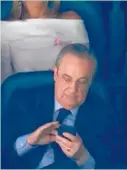  ??  ?? Durante el juego, Florentino Pérez fue captado con su teléfono.