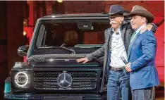  ?? Foto: Boris Roessler, dpa ?? Daimler Chef Dieter Zetsche (links) stellte in Detroit gemeinsam mit Schauspiel­er und Politiker Arnold Schwarzene­gger die neue G Klasse vor.