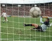  ?? FOTO BELGAIMAGE ?? Mexico ‘86: Leo Van der Elst zet de beslissend­e penalty om tegen Spanje. Op Euro 2020 zijn strafschop­pen in de groepsfase al mogelijk.
