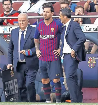  ??  ?? BUSCANDO EXPLICACIO­NES. Valverde habla con Messi antes de entrar al campo contra el Athletic.