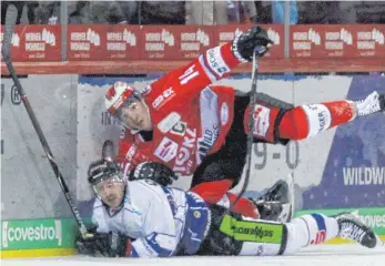  ?? FOTO: DIREVI ?? Die Schwenning­er Wild Wings, hier Simon Danner (oben) mit dem Straubinge­r Alexander Dotzler, konnten bis zur Deutschlan­bd-Cup-Pause von 17 Spielen nur zwei gewinnen – und sind abgeschlag­en mit sieben Punkten Tabellenle­tzter.