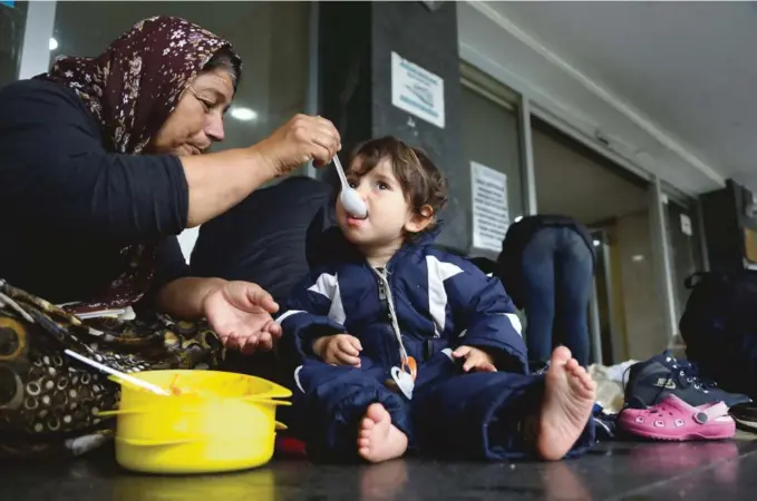  ?? FOTO: AP/NTB SCANPIX ?? KRITISERES FOR BEHANDLING AV BARNEMIGRA­SJON: Europeiske hjelpeorga­nisasjoner sier at mange EU-land bør feie for egen dør før de går altfor langt i å fordømme USAs behandling av innvandrer­familier. På bildet, en migrant fra Irak mater sitt barnebarn på...