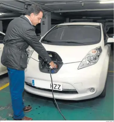  ?? JUAN AYALA ?? Francisco José Durán recarga su Nissan Leaf.