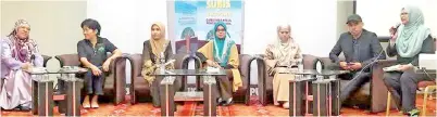  ??  ?? IREBEH Sabara (tiga kiri) bersama ahli-ahli Panel Forum Amalan Terbaik Pusat Sumber Sekolah (segmen B) semasa sesi forum dijalankan bersama moderator Norhayati Razali (kanan).