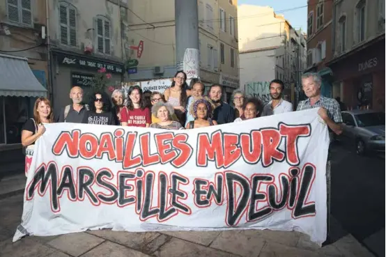  ??  ?? Des membres du Collectif du 5 novembre, qui vient en aide aux délogé·es, à quelques mètres des effondreme­nts survenus rue d’Aubagne, à Marseille.