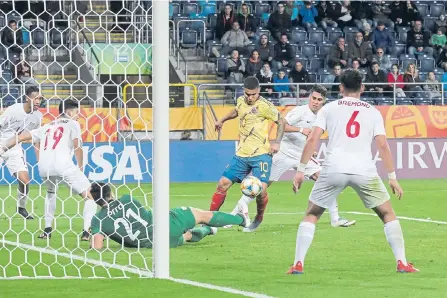  ?? EFE ?? Juan Camilo Hernández (c) se enfrenta a la defensa de Tahití para marcar uno de los goles de Colombia en desarrollo del Mundial.