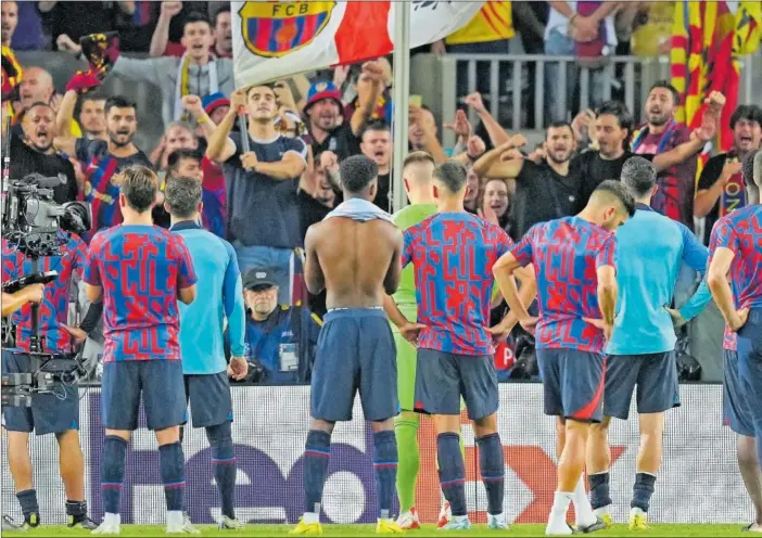  ?? ?? Los jugadores del Barça, al final del partido mostrando su respeto al sector más animoso de la afición azulgrana, colocado en el Gol Nord del Estadi azulgrana.