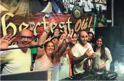  ?? Foto: Veranstalt­er ?? DJ Kiko Rivera (r.) eröffnete das Oktoberfes­t Olé.