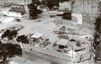  ?? Gabriel Cabral/folhapress ?? Canteiro de obras do Hospital Pérola Byington, na cracolândi­a (região central); os trabalhos estão parados desde a última semana e funcionári­os ouvidos pela reportagem dizem que não serão retomados até agosto