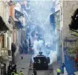  ?? Foto: Ochoa, dpa ?? Straßensch­lachten prägten das Bild in der Hauptstadt Quito.