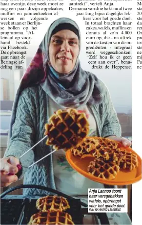  ?? Foto RAYMOND LEMMENS ?? Anja Lannoo toont haar versgebakk­en wafels, opbrengst voor het goede doel.