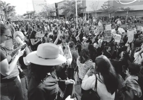  ?? FOTO: MARCO RUIZ ?? El contingent­e cubrió varias cuadras en su recorrido desde La Lomita en Culiacán.