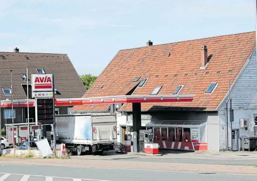  ?? Foto: Frank-michael Kiel-steinkamp ?? Die Avia-tankstelle Mindener Straße in Herford: Sie wurde offensicht­lich von dem 23-Jährigen überfallen, der sich nun vor dem Landgerich­t Bielefeld für mehrere Taten verantwort­en muss.