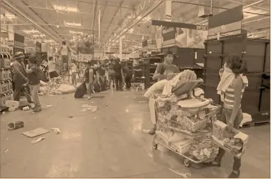  ?? Foto: cuartoscur­o ?? Afectacion­es por disturbio. Chedraui, Coppel y Walmart destacaron entre las tiendas saqueadas.