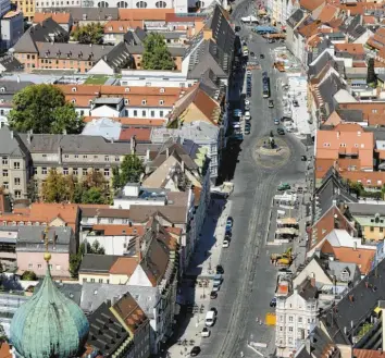  ?? Foto: Ulrich Wagner (Archivbild) ?? Seit vielen Jahren wird diskutiert, wie die Maximilian­straße in Augsburg künftig aussehen und genutzt werden soll. Ein Punkt: we‰ niger Autos.