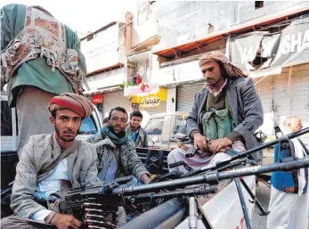  ?? FOTO: AFP ?? Huthi-Rebellen stürmten Salehs Residenz und dessen Fernsehsen­der, nachdem Saleh Saudi-Arabien Gespräche angeboten hatte.