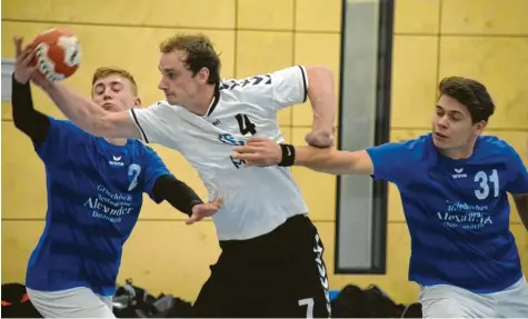  ?? Foto: Oliver Reiser ?? Die Donauwörth­er Handballer (in Blau) mühten sich gegen Meitingen, jedoch agierten sie häufig zu ungeschick­t und zeigten keine konstant gute Leistung, sodass am Ende die verdiente Niederlage zu Buche stand.