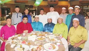  ??  ?? MANTAN pemimpin Pemuda bersama Mohd Rafi (berdiri, empat kanan).