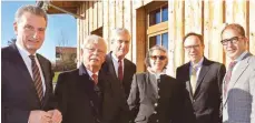  ?? ARCHIVFOTO: ROLAND RASEMANN ?? Wirtschaft­streffen bei der Isny-Runde im Jägerhof (von links): Günter Oettinger, Helmut Aurenz, Robert Müller, Bruni Aurenz, Matthias Wissmann, Alexander Dobrindt.