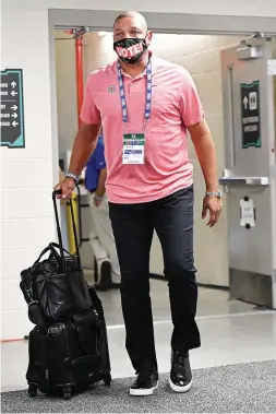  ?? ANDREW BERNSTEIN/AFP PHOTO ?? ANGKAT KAKI: Doc Rivers saat tiba di AdventHeal­th Arena pada 13 September lalu.