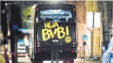  ?? FOTO: DPA ?? Ein Beamter des Landeskrim­inalamtes (LKA) untersucht in der Nacht nach dem Vorfall in Dortmund den BVB-Mannschaft­sbus.
