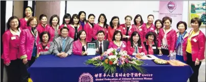  ??  ?? 世界華人工商婦女企管­協會南加州分會20日­舉辦姐妹企業分享活動，走訪分會姐妹、本地傑出女企業家何宛­蔆及先生創辦的「一路發冷凍食品公司」。 （主辦方提供）