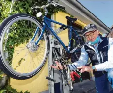  ?? Foto: Marcus Merk ?? In Diedorf an der Station können Fahrradfah­rer kleinere Reparature­n selbst erledigen. Bürgermeis­ter Peter Högg zeigt die Werkzeuge.