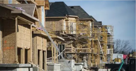  ?? ANDREW LAHODYNSKY­J FOR THE TORONTO STAR ?? A new subdivisio­n in Innisfil, Ont. Environmen­tal Defence says developers are falsely linking Toronto’s skyrocketi­ng home prices to a land shortage.